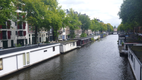 Casas-barco nos canais de Amsterdam