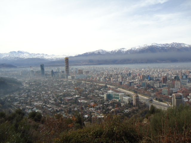 Vista de Santiago e da Cordilheira dos Andes a partir do Cerro San Cristóbal